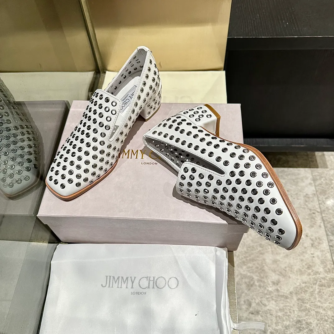 👟👟Ex-factory price 660👟👟 The new JIMMY CHOO, Loaf shoes, exclusive sale, rivet decoration design style is very unique, designed with the latest technology, strong three-dimensional effect👍Multiple technologies are integrated together, subverting fashion, super stylish! The combination is super beautiful. The original version is 1:1, versatile and trendy, both salty and sweet! Size: 35-40 Outsole: Leather outsole